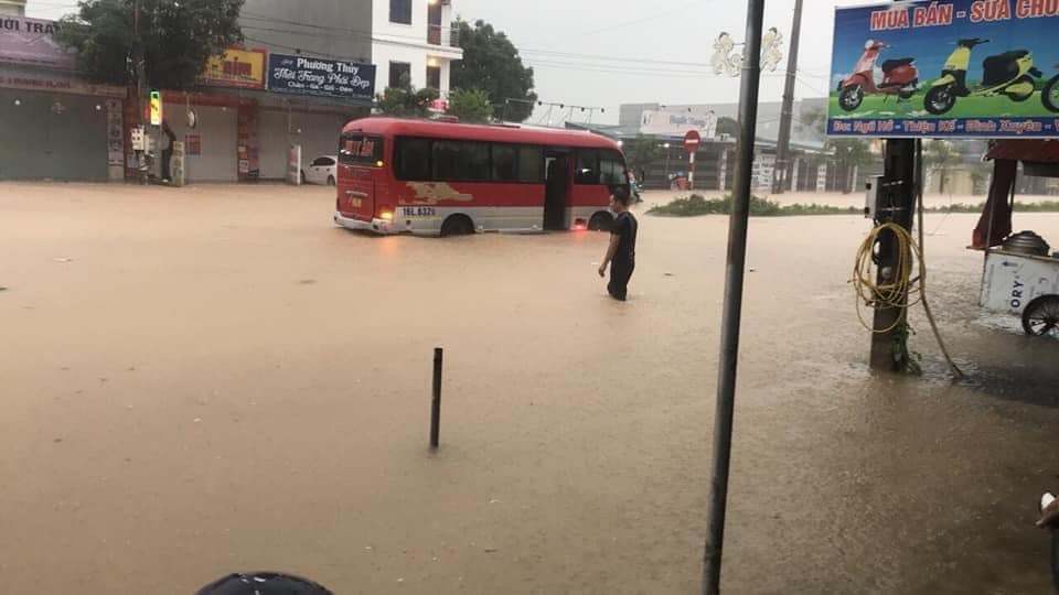 Người dân lội bì bõm trong nước ngập Người dân lội bì bõm trong nước ngập