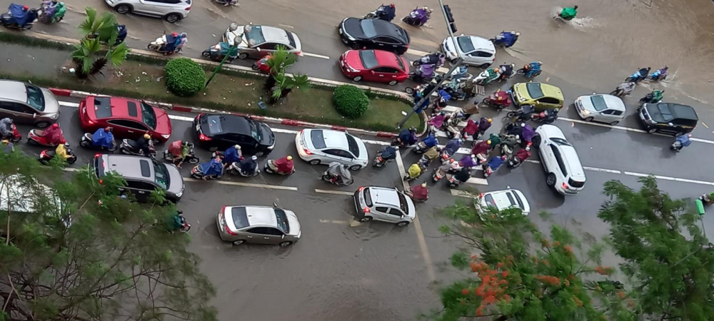 Mưa lớn gây ngập lụt khiến giao thông gặp nhiều khó khăn Mưa lớn gây ngập lụt khiến giao thông gặp nhiều khó khăn