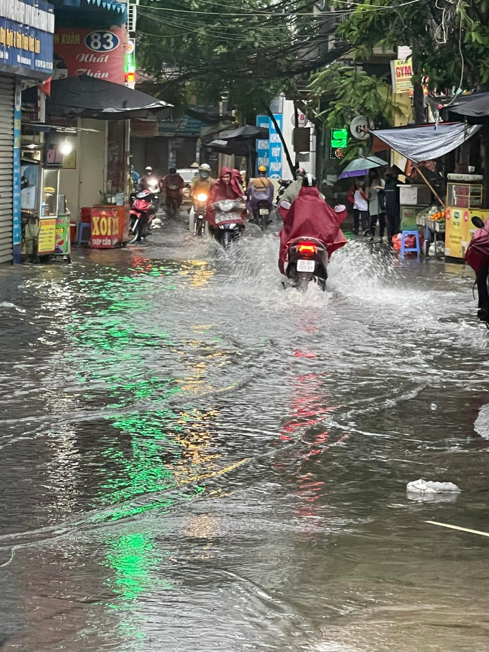 Người dân lội nước đi làm trên phố Triều Khúc Người dân lội nước đi làm trên phố Triều Khúc