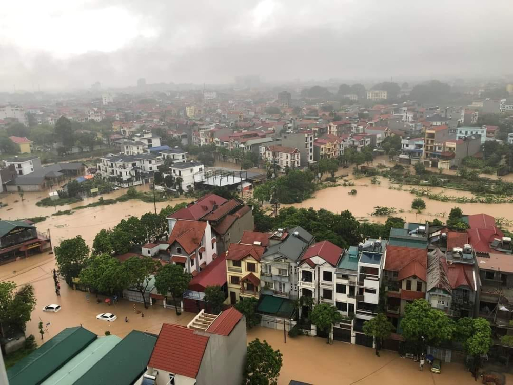 Nhiều chiếc ô tô chết máy trên đường ngập nước Nhiều chiếc ô tô chết máy trên đường ngập nước