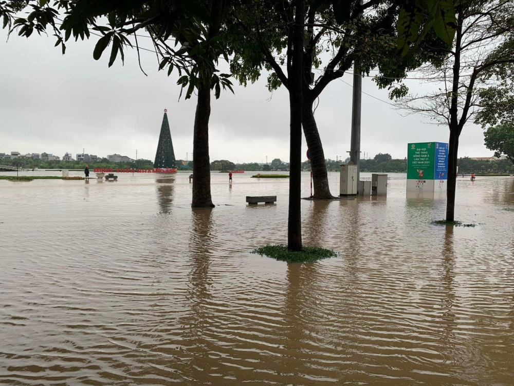 Khu vực quảng trường ở thành phố Vĩnh Yên, tỉnh Vĩnh Phúc trắng xóa nước Khu vực quảng trường ở thành phố Vĩnh Yên, tỉnh Vĩnh Phúc trắng xóa nước