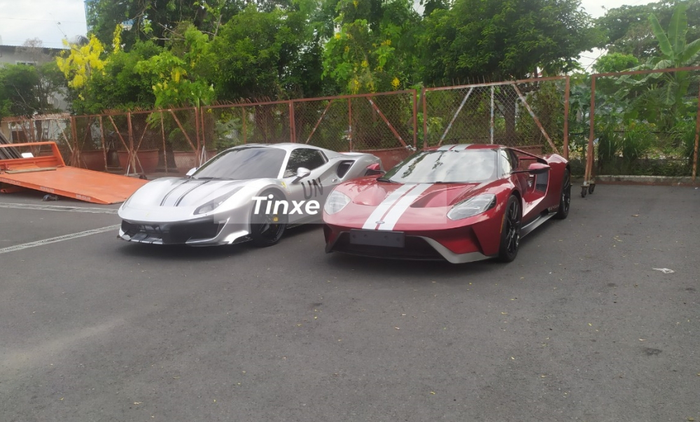 Ferrari 488 Pista Spider mới dán màu bạc và đỗ cạnh là Ford GT thế hệ mới Ferrari 488 Pista Spider mới dán màu bạc và đỗ cạnh là Ford GT thế hệ mới