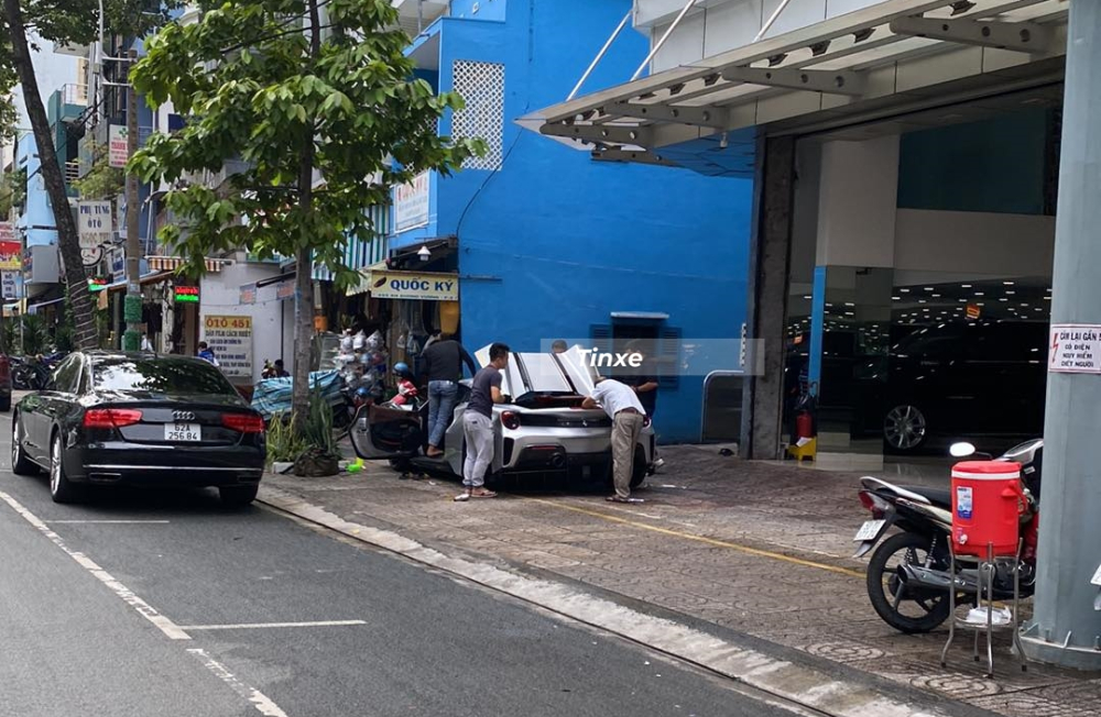 Chiếc siêu xe mui trần Ferrari 488 Pista Spider đang được kiểm tra các công đoạn cuối cùng vào sáng nay, ngày 23/5/2022 trước khi về tay ông Đặng Lê Nguyên Vũ