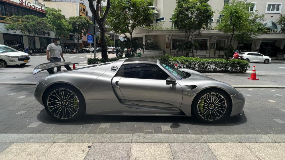 Chiếc xe Porsche 918 Spyder này có màu sơn xám