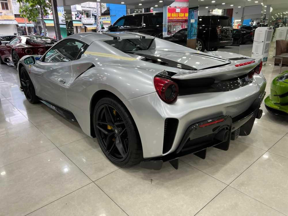 Đây là chiếc siêu xe Ferrari 488 Pista Spider thứ 2 về nước