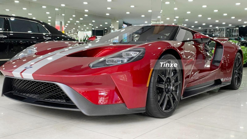 Chiếc siêu xe Ford GT này mới được dán thêm sọc kép màu bạc Chiếc siêu xe Ford GT này mới được dán thêm sọc kép màu bạc