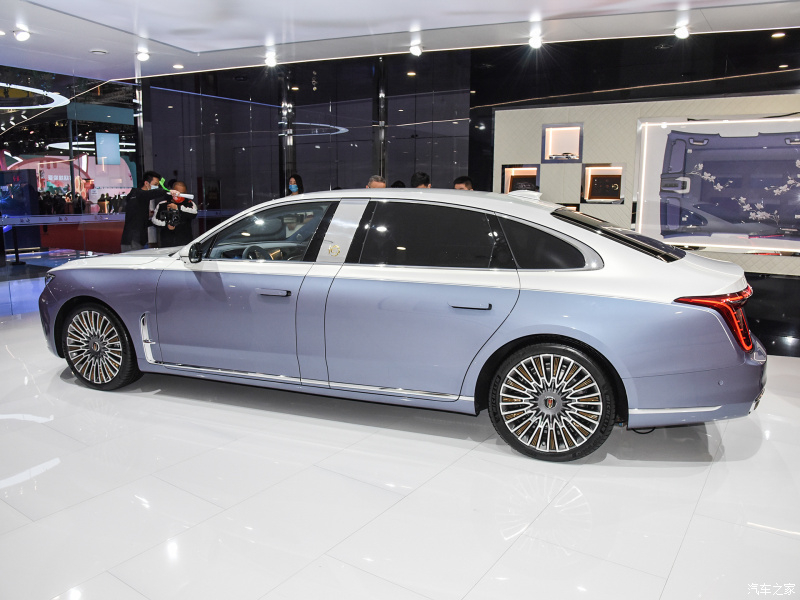 Hồng Kỳ H9+ d&agrave;i hơn đ&aacute;ng kể so với H9 th&ocirc;ng thường