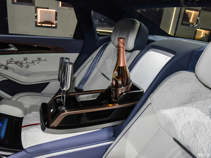 Ngăn đựng chai rượu v&agrave; 2 chiếc ly của Hồng Kỳ H9+