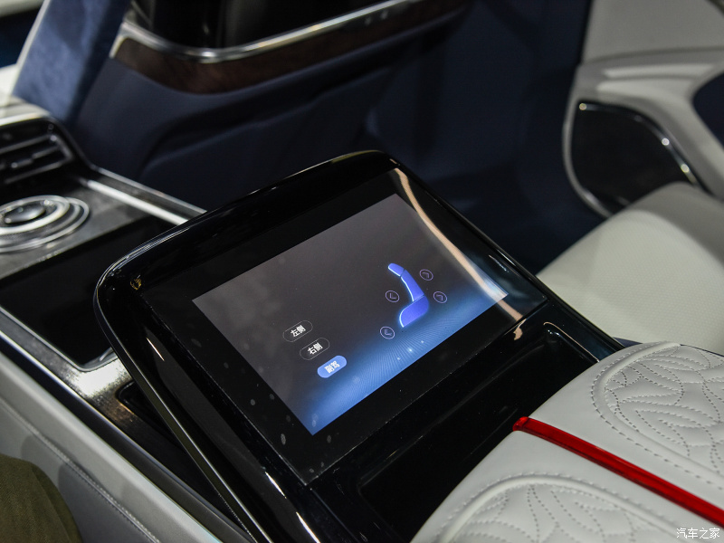 M&agrave;n h&igrave;nh điều khiển ở giữa 2 ghế sau của Hồng Kỳ H9+