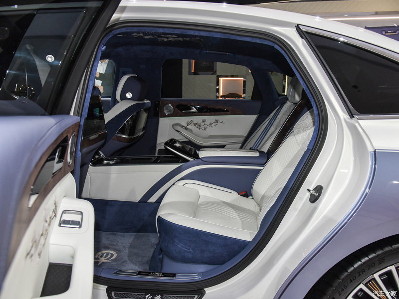 2 ghế thương gia với khoảng duỗi ch&acirc;n rộng r&atilde;i của Hồng Kỳ H9+