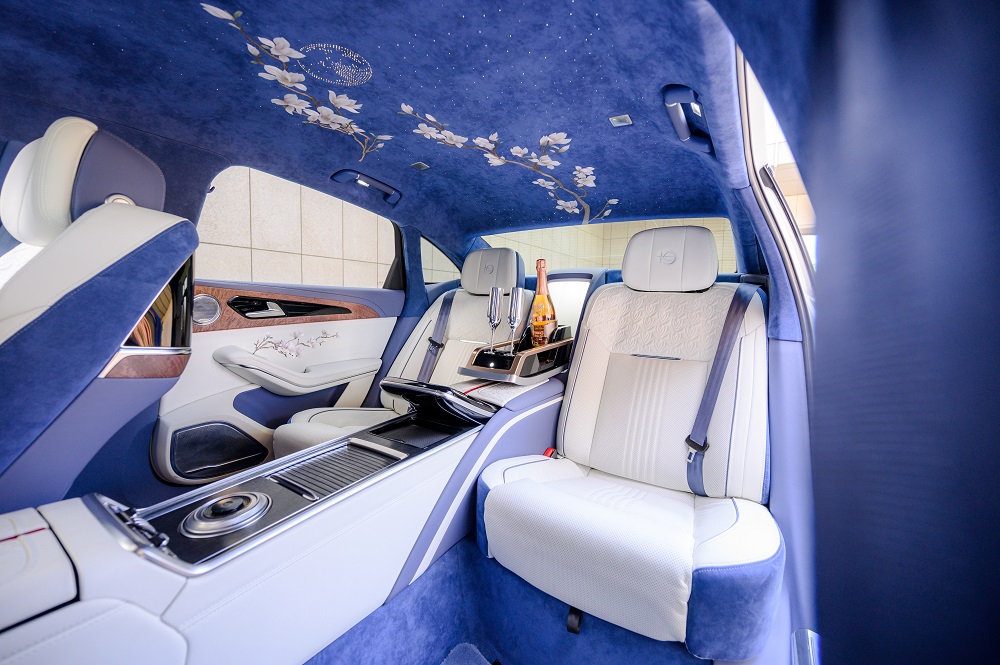 N&oacute;c th&ecirc;u h&igrave;nh hoa lan trắng của Hồng Kỳ H9+