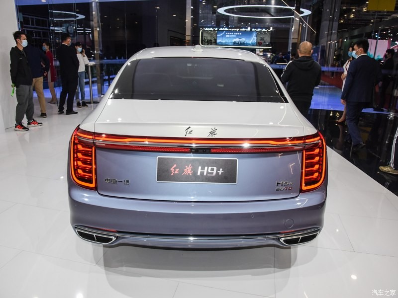 Hồng Kỳ H9+ nh&igrave;n từ ph&iacute;a sau