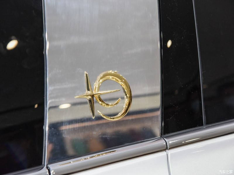 Cột B mạ cr&ocirc;m v&agrave; logo ri&ecirc;ng của Hồng Kỳ H9+