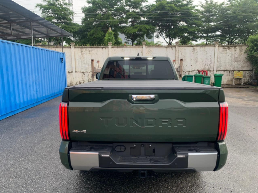 Toyota Tundra 2022 nhìn từ đằng sau Toyota Tundra 2022 nhìn từ đằng sau
