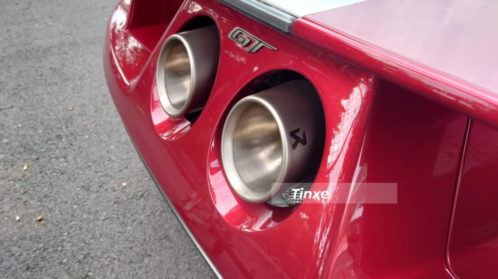 Xe được trang bị bộ ống xả làm bằng titan của Akrapovic Xe được trang bị bộ ống xả làm bằng titan của Akrapovic