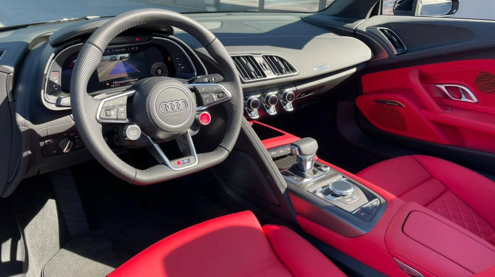Đối thủ của những Audi R8 V10 Spyder sẽ là Lamborghini Huracan EVO Spyder hay thậm chí là Porsche 911 Turbo S mui trần thế hệ 992 đang nằm trong garage xe của ông Đặng Lê Nguyên Vũ