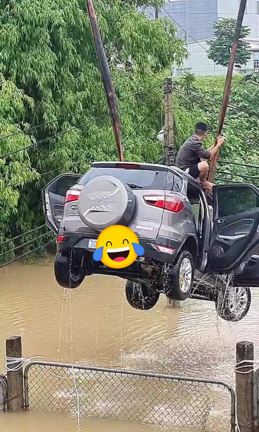 Khi xe bị chết m&aacute;y do ngập nước, tuyệt đối kh&ocirc;ng cố nổ m&aacute;y. Nếu kh&ocirc;ng c&ocirc;ng ty bảo hiểm sẽ từ chối bồi thường.