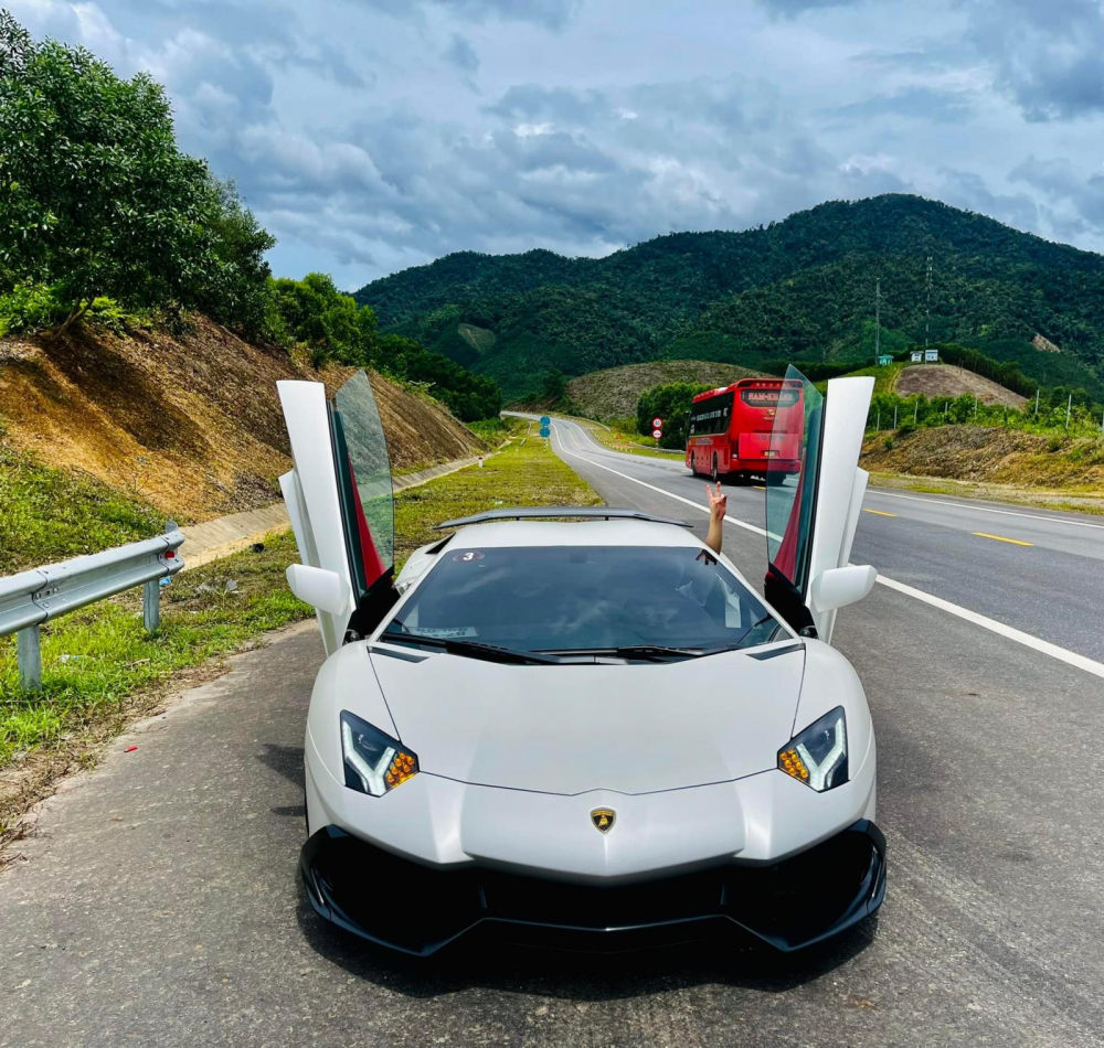 Lamborghini Aventador độ body kit LP720-4 50º Anniversario được đại gia xứ Huế chạy từ Đà Nẵng vào Lamborghini Aventador độ body kit LP720-4 50º Anniversario được đại gia xứ Huế chạy từ Đà Nẵng vào