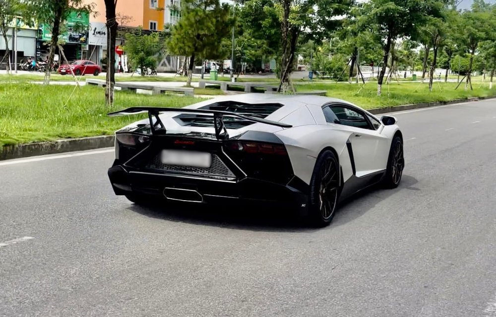 Thiết kế đuôi xe Lamborghini Aventador độ body kit LP720-4 50º Anniversario Thiết kế đuôi xe Lamborghini Aventador độ body kit LP720-4 50º Anniversario