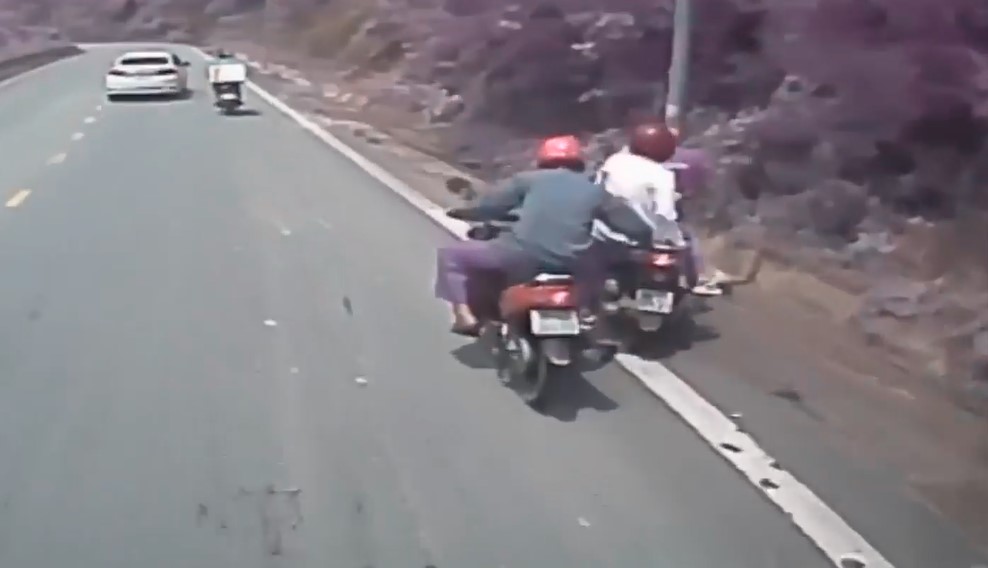 Người đàn ông đi xe máy kéo chiếc xe ga Honda SH Mode bị mất phanh khi đổ đèo Tam Đảo Người đàn ông đi xe máy kéo chiếc xe ga Honda SH Mode bị mất phanh khi đổ đèo Tam Đảo
