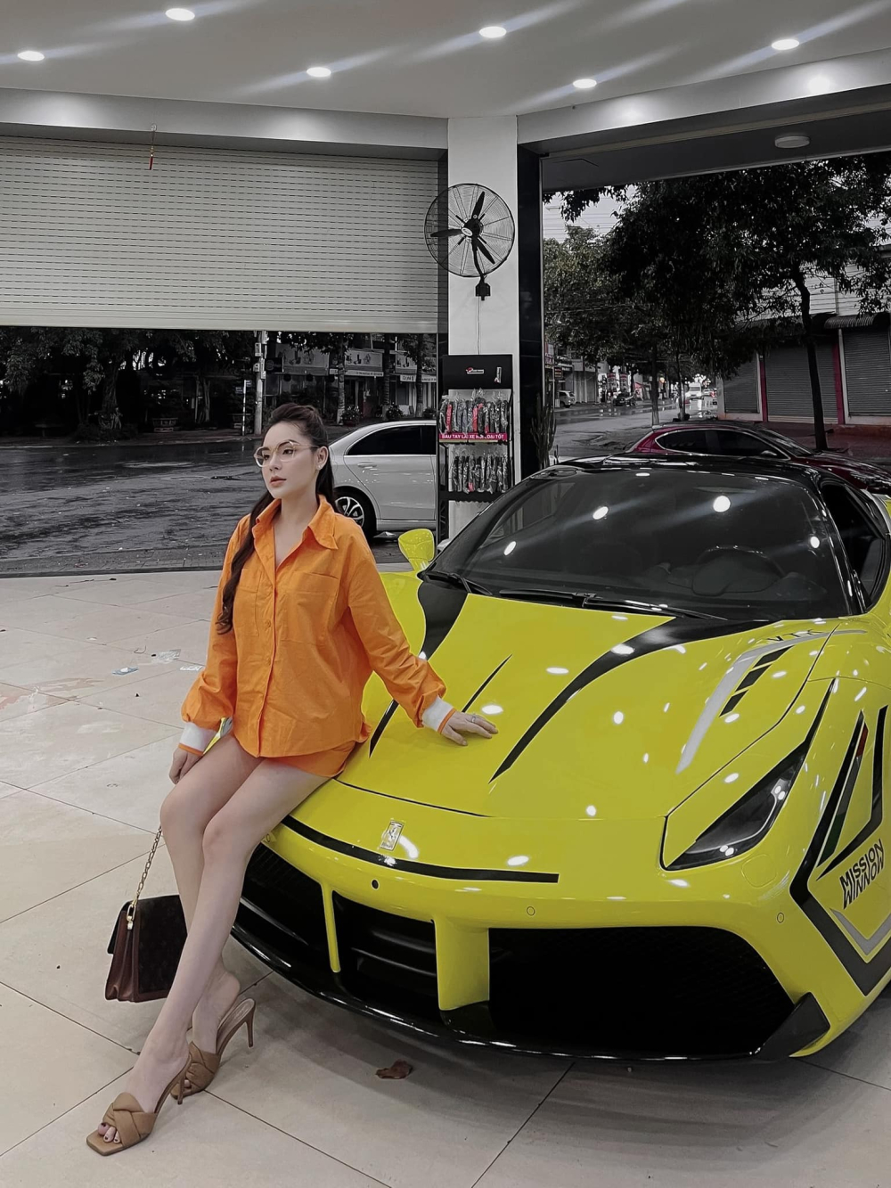 Sau Porsche 911 Carrera S, Mercedes-AMG G63, siêu xe Ferrari 488 GTB này là thành viên mới nhất gia nhập vào đội xe của cô gái tên Tú Quyên Sau Porsche 911 Carrera S, Mercedes-AMG G63, siêu xe Ferrari 488 GTB này là thành viên mới nhất gia nhập vào đội xe của cô gái tên Tú Quyên