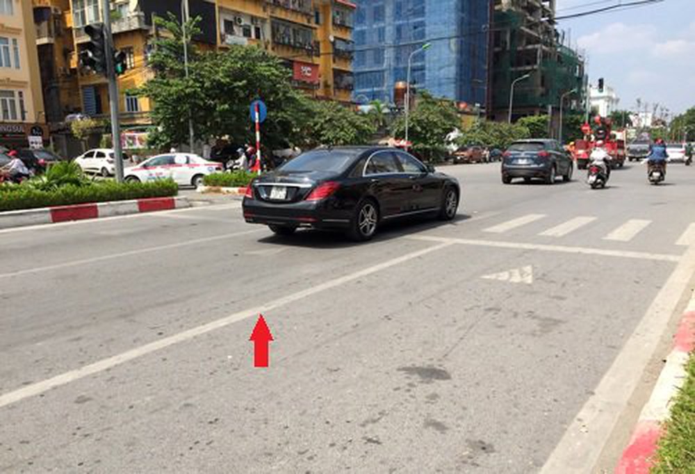 Khi thấy vạch nét liền (dù màu trắng hay màu vàng) thì đều không được lấn làn, đè vạch. Khi thấy vạch nét liền (dù màu trắng hay màu vàng) thì đều không được lấn làn, đè vạch.