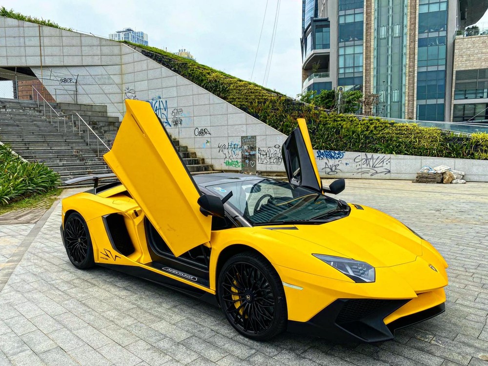 Đây hiện là 1 trong 2 chiếc xe Lamborghini Aventador SV Roadster tại Việt Nam Đây hiện là 1 trong 2 chiếc xe Lamborghini Aventador SV Roadster tại Việt Nam