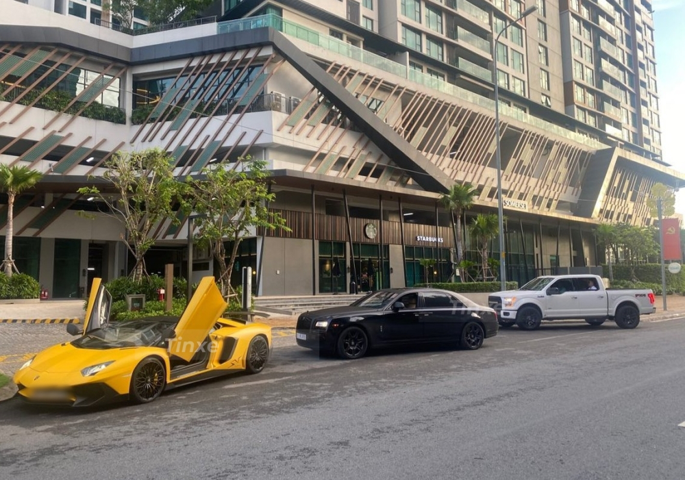 Trong ảnh bao gồm Lamborghini Aventador SV Roadster, Rolls-Royce Ghost và mẫu xe bán tải hạng nặng Ford F-150 được sơn màu trắng Trong ảnh bao gồm Lamborghini Aventador SV Roadster, Rolls-Royce Ghost và mẫu xe bán tải hạng nặng Ford F-150 được sơn màu trắng
