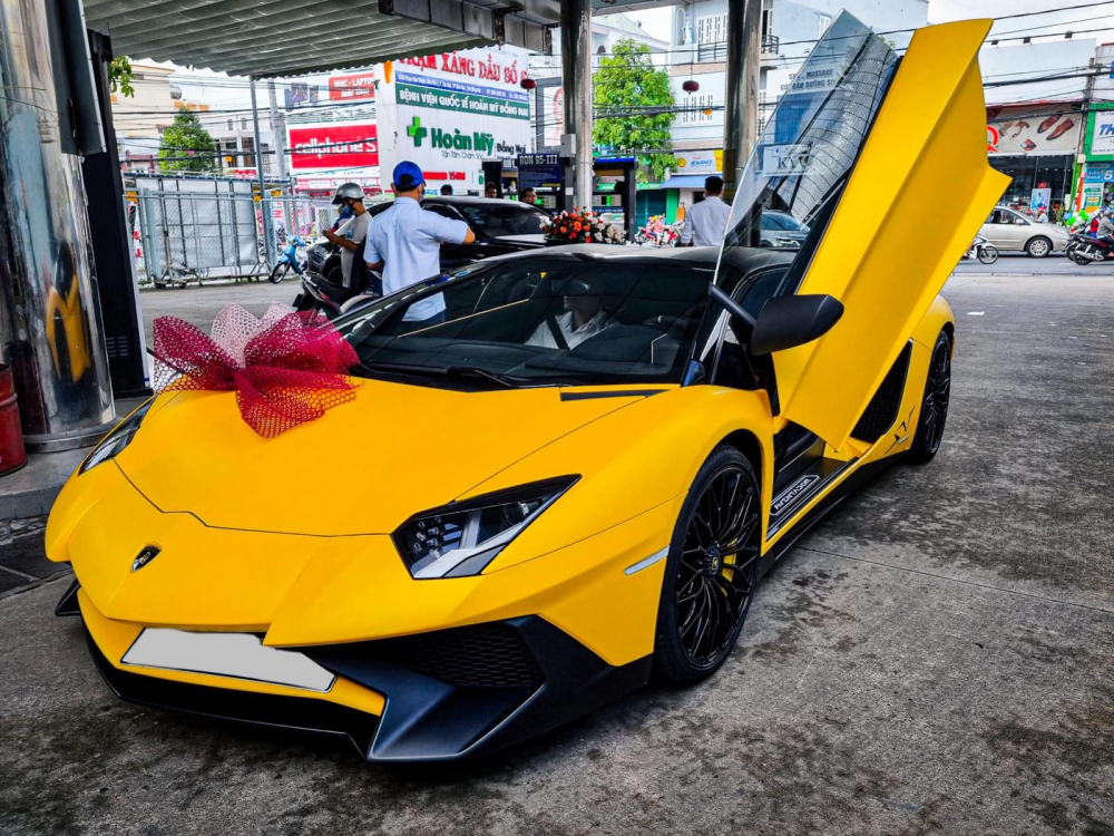 Lamborghini Aventador SV Roadster góp mặt trong đám cưới ở Đồng Nai, phía sau là Rolls-Royce Ghost được trang trí hoa cưới để làm xe rước dâu Lamborghini Aventador SV Roadster góp mặt trong đám cưới ở Đồng Nai, phía sau là Rolls-Royce Ghost được trang trí hoa cưới để làm xe rước dâu