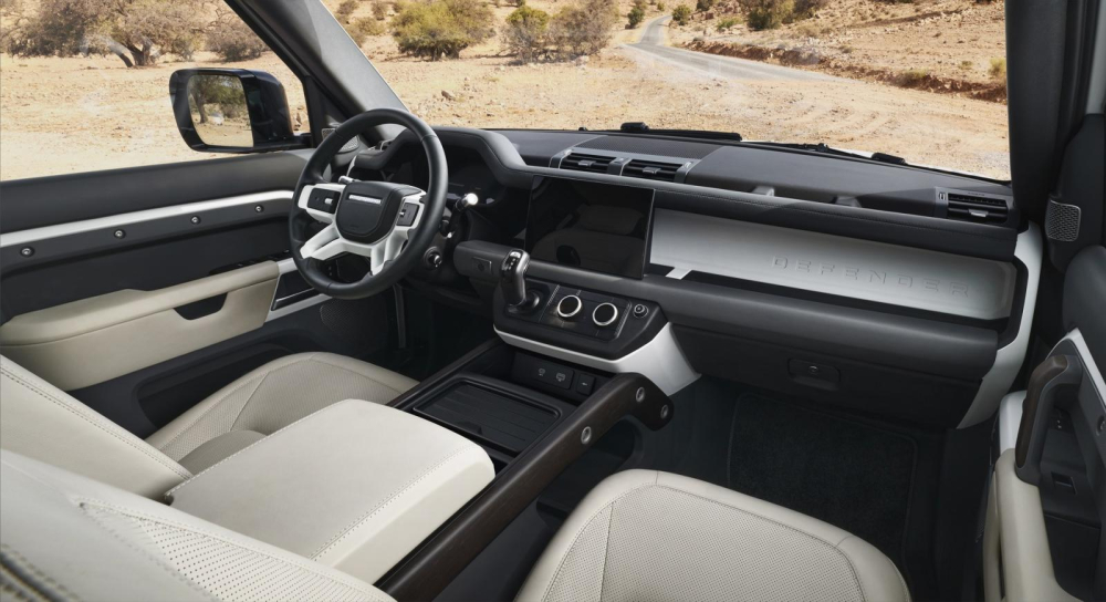 Khoang l&aacute;i của Land Rover Defender 130 2023