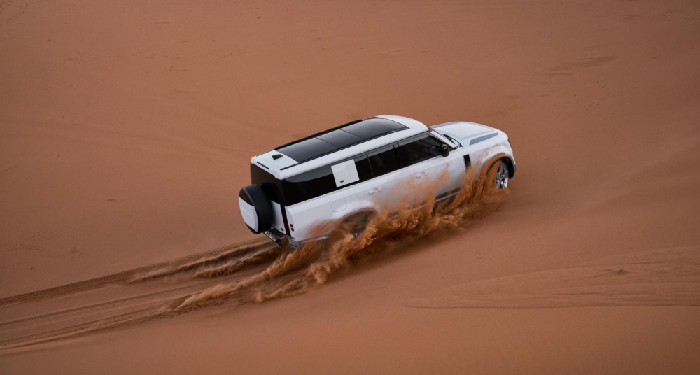 Tuy c&oacute; k&iacute;ch thước lớn nhưng Land Rover Defender 130 2023 vẫn giữ được khả năng off-road ấn tượng