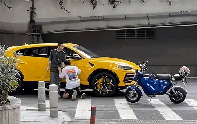 Thanh ni&ecirc;n t&ocirc;ng m&oacute;p si&ecirc;u xe Lamborghini Urus rồi quỳ xuống xin chủ xe bỏ qua