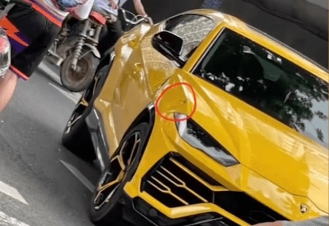 Chiếc si&ecirc;u xe Lamborghini Urus bị m&oacute;p chắn b&ugrave;n trước b&ecirc;n phải