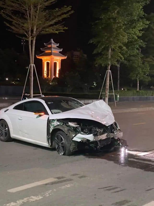 Chiếc ô tô Audi vỡ nát toàn bộ đầu xe Chiếc ô tô Audi vỡ nát toàn bộ đầu xe