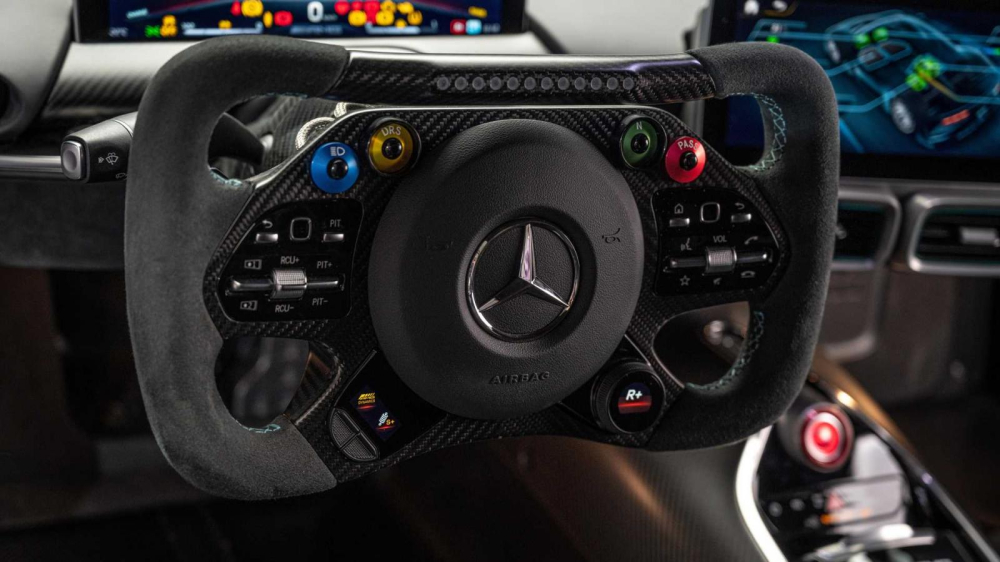 Vô lăng như xe đua Công thức 1 của Mercedes-AMG One Vô lăng như xe đua Công thức 1 của Mercedes-AMG One