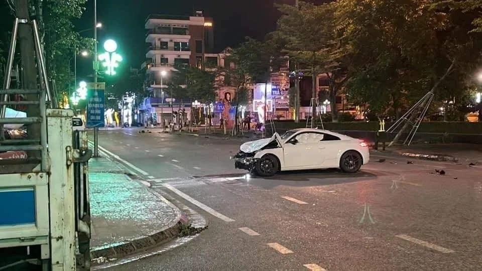 Chiếc xe sang Audi tại hiện trường vụ tai nạn Chiếc xe sang Audi tại hiện trường vụ tai nạn