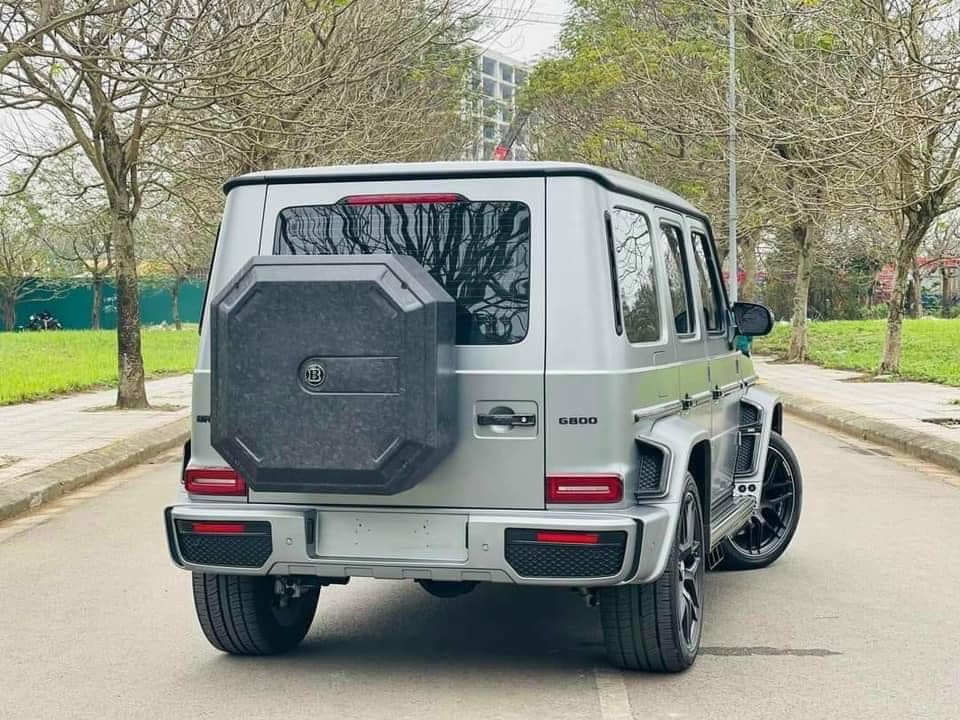 Xe l&ecirc;n bản độ Brabus với điểm nhấn l&agrave; th&ugrave;ng b&aacute;nh xe ph&iacute;a sau kh&aacute; lạ mắt so với c&aacute;c bản độ kh&aacute;c