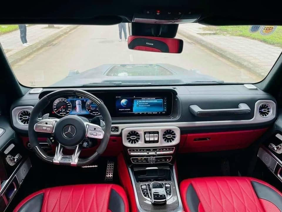 To&agrave;n bộ khoang l&aacute;i của xe SUV hạng sang Mercedes-AMG G63 độ Brabus rao b&aacute;n tr&ecirc;n 13 tỷ đồng