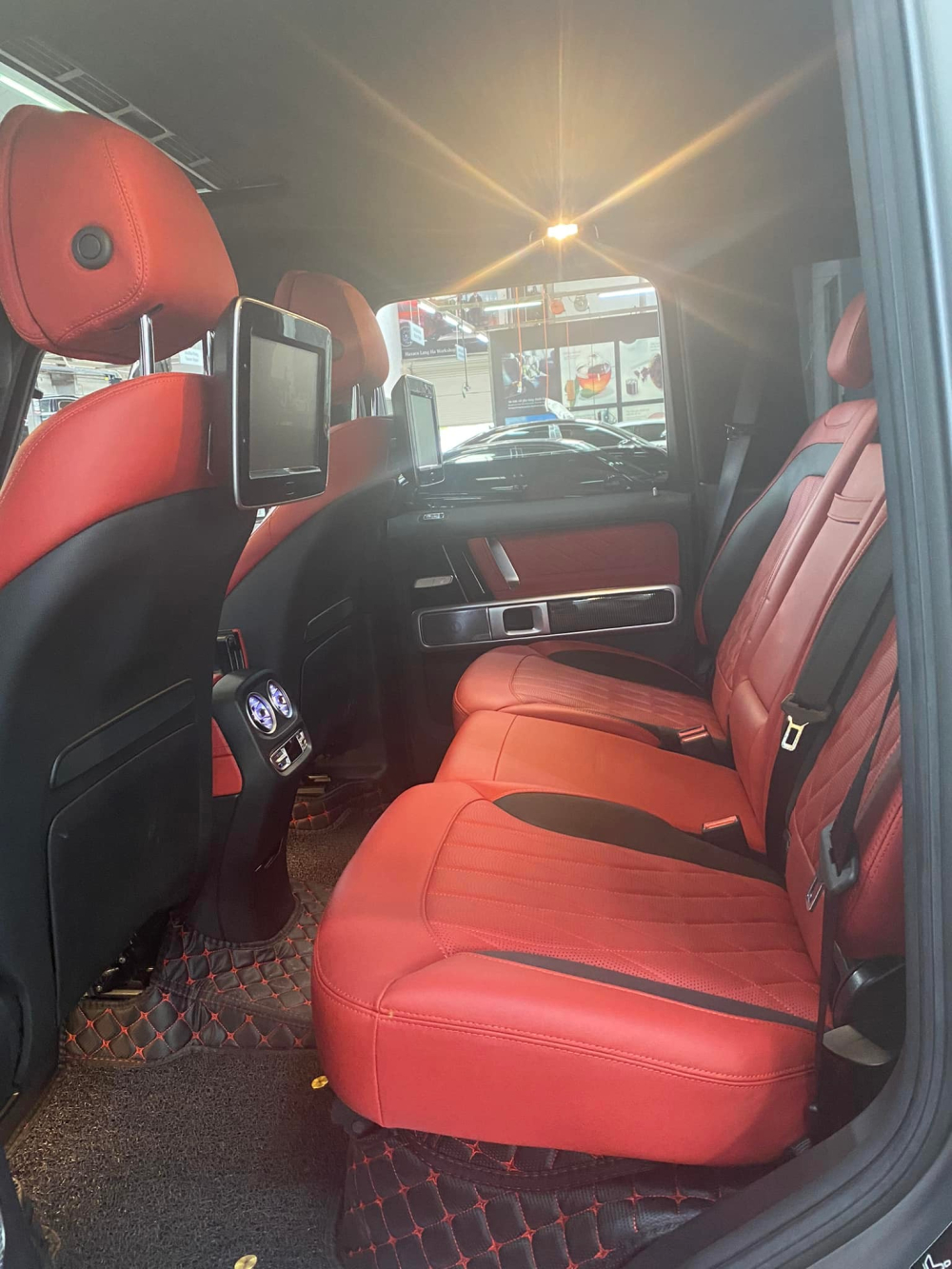 Xe được trang bị đầy đủ đồ chơi, h&agrave;ng ghế ph&iacute;a sau c&oacute; m&agrave;n h&igrave;nh giải tr&iacute;