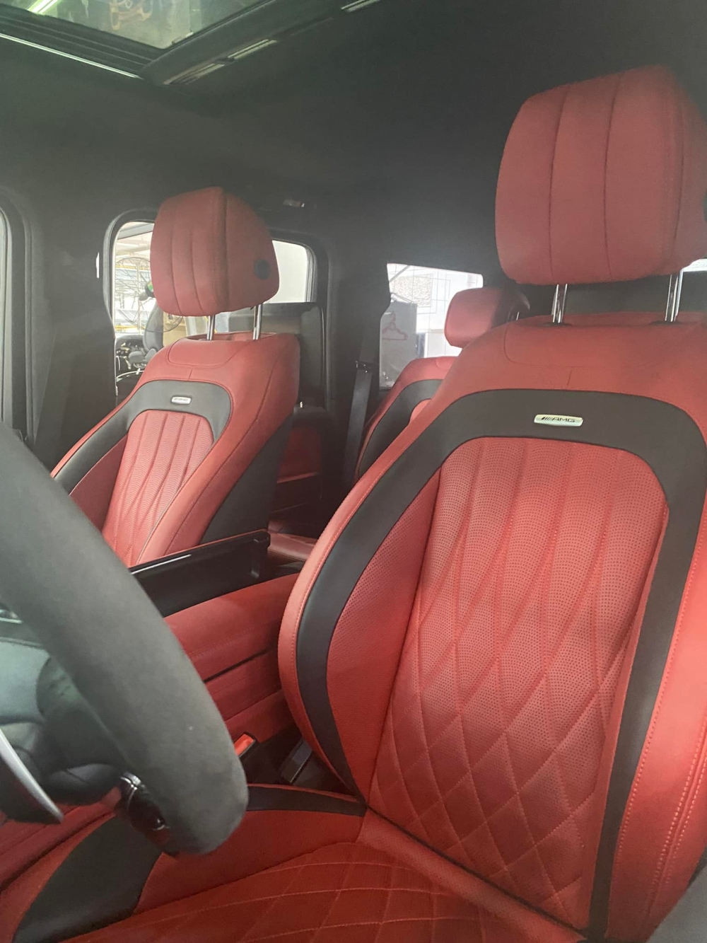 Nội thất xe Mercedes-AMG G63 n&agrave;y c&oacute; m&agrave;u đỏ