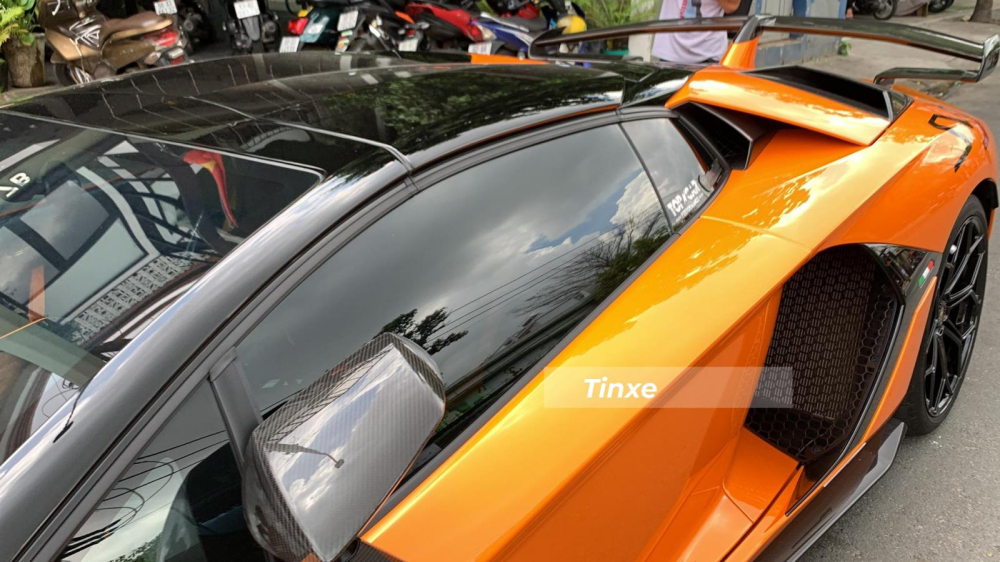 Phần mui xe Lamborghini Aventador SVJ Roadster l&agrave;m từ carbon