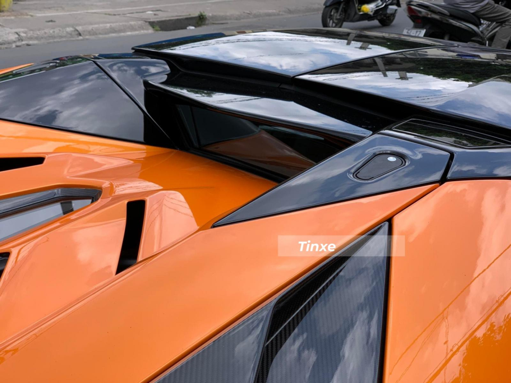 Ph&iacute;a sau mui xe l&agrave; 1 cửa sổ nhỏ, điểm đặc trưng của kh&ocirc;ng &iacute;t c&aacute;c si&ecirc;u xe mui trần so với bản Coupe