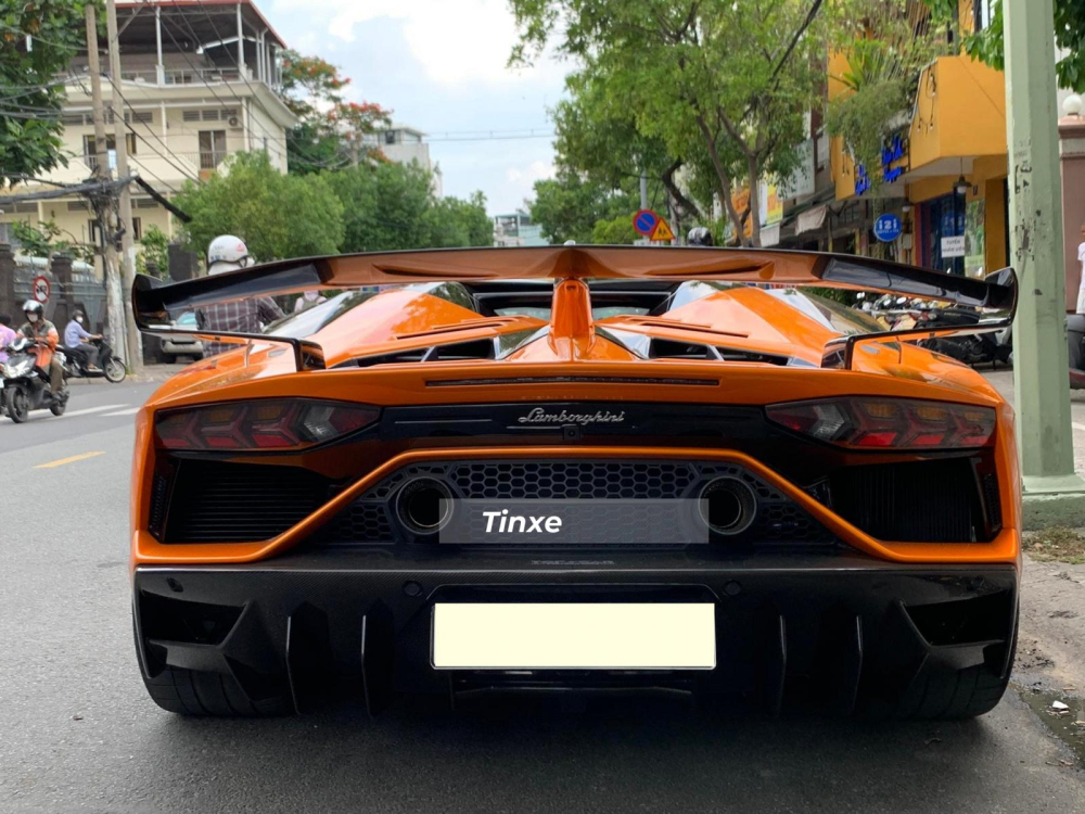 Chiếc si&ecirc;u xe Lamborghini Aventador SVJ Roadster m&agrave;u cam mới ra biển số được v&agrave;i ng&agrave;y