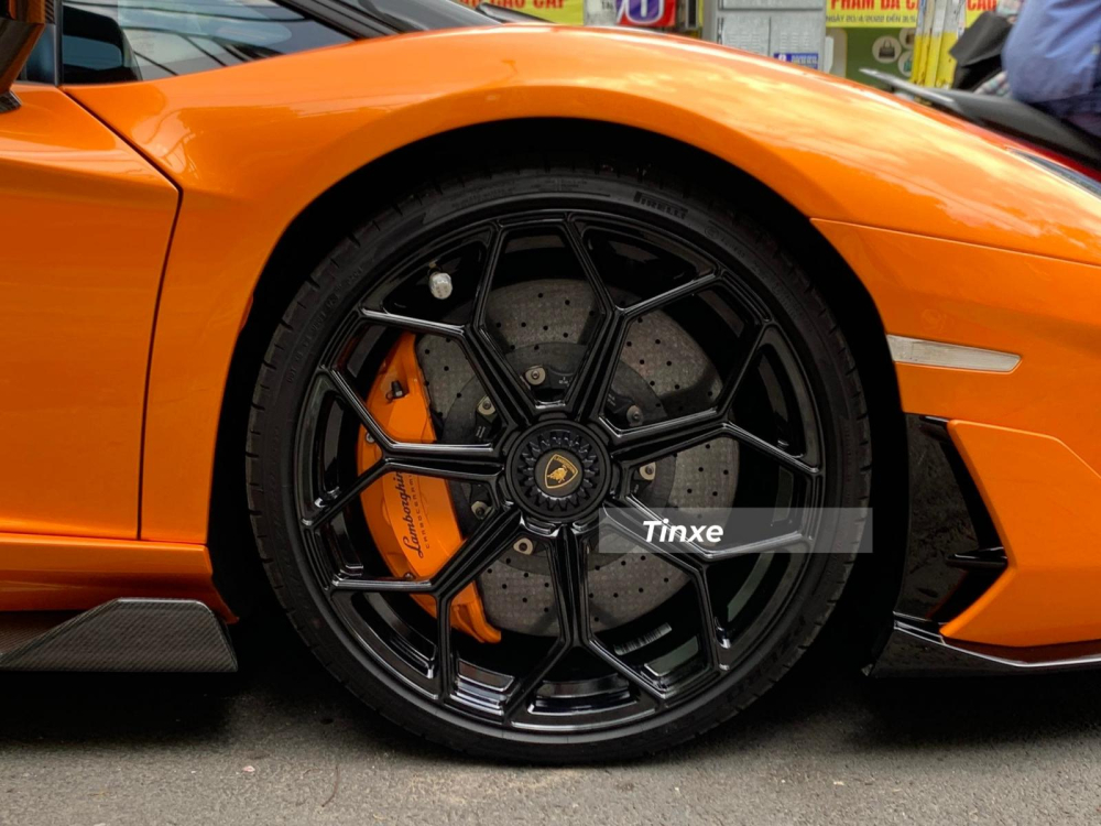 Bộ m&acirc;m tr&ecirc;n chiếc xe Lamborghini Aventador SVJ Roadster n&agrave;y c&oacute; kẹp phanh t&ocirc;ng xuyệt t&ocirc;ng với m&agrave;u sơn ngoại thất