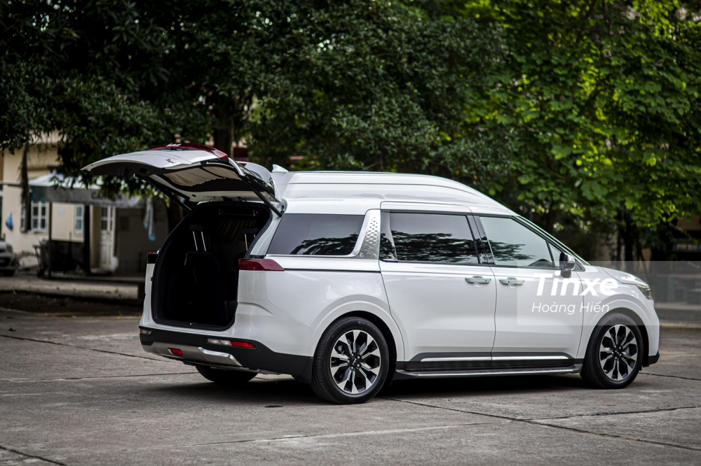 KIA Carnival Royal c&oacute; cửa cốp sau đ&oacute;ng mở điện v&agrave; kh&ocirc;ng gian h&agrave;nh l&yacute; kh&aacute; rộng