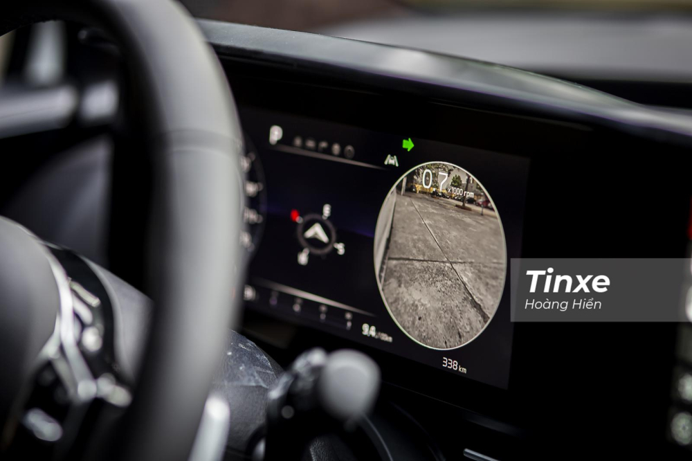 Gương chiếu hậu t&iacute;ch hợp l&ecirc;n m&agrave;n h&igrave;nh điện tử