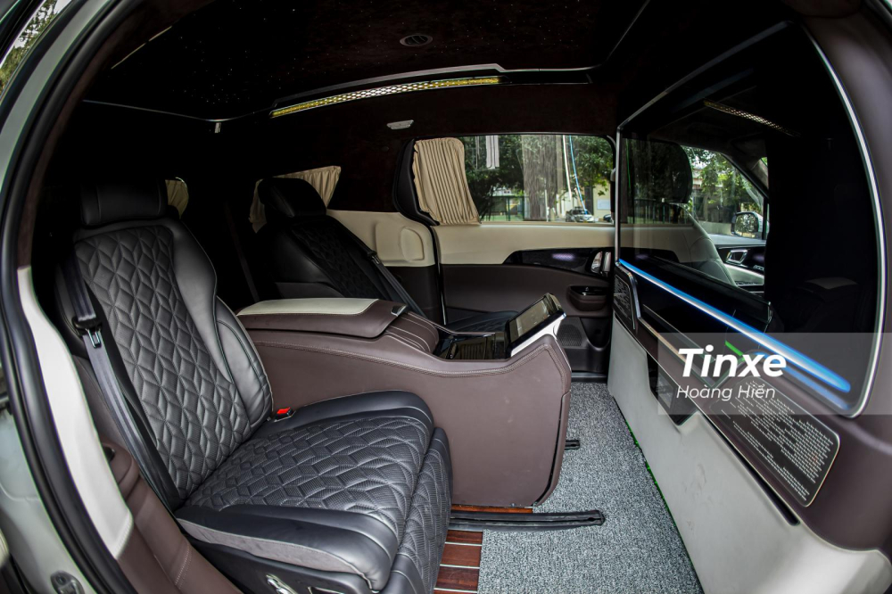 Kh&ocirc;ng gian thoải m&aacute;i của h&agrave;ng ghế VIP tronng KIA Carnival Royal
