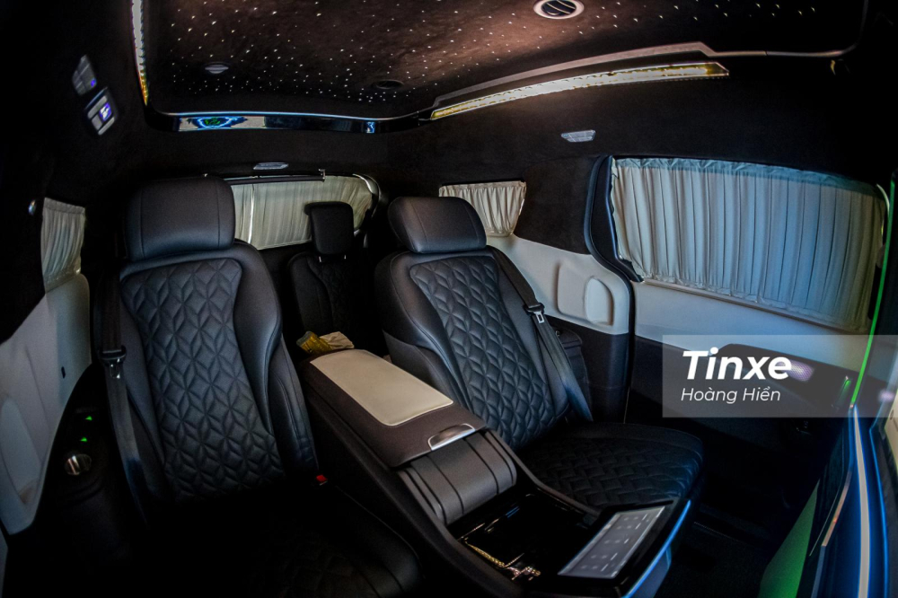 Khoang h&agrave;nh kh&aacute;ch ph&iacute;a sau KIA Carnival Royal