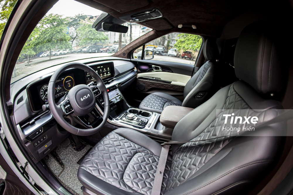 Nội thất b&ecirc;n trong KIA Carnival Royal l&agrave; một sự kh&aacute;c biệt ho&agrave;n to&agrave;n 