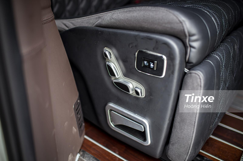 H&agrave;ng ghế thứ 2 c&oacute; thể điều khiển điện nhưng vẫn phải c&oacute; cần k&eacute;o cơ để trượt l&ecirc;n trượt xuống.